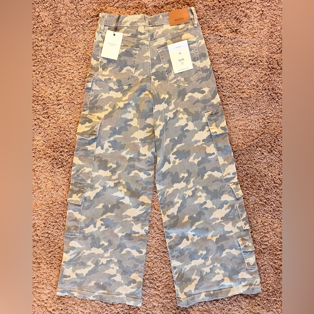Hidden Camouflage Wide Leg Cargo Jeans - Picture 4 of 11